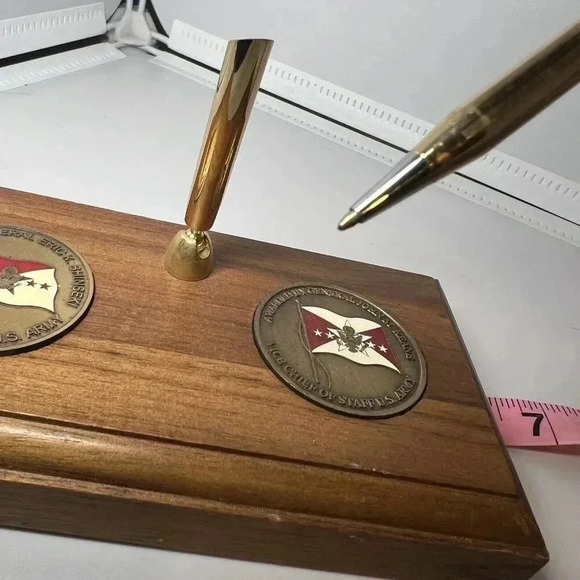 Vintage US Army Wooden Pen Holder With Medals - Picture 6 of 6